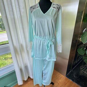 Vintage 80s pyjama, mint green, wide white lace details, long sleeves, tie belt